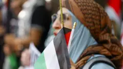 Foto of woman wit Palestinian flag