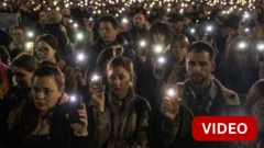 செர்பியா: போராடும் மக்களுக்கு ஆதரவு தெரிவிக்கும் விதமாக பூங்கொத்தை தூக்கி எறிந்த மணப்பெண்