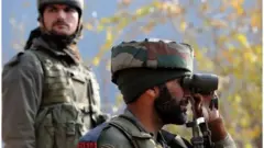 কাশ্মীরের ভারতশাসিত অংশের নিয়ন্ত্রণরেখার কাছে ভারতীয় সেনা