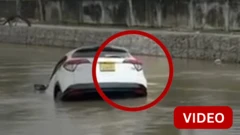 இலங்கை வெள்ளம்: கால்வாயில் விழுந்த கார், 3 பேர் பலியான சோகம்