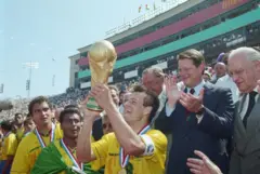 Dunga, capitão do Brasil, ergue o troféu da Copa do Mundo da Fifa, recebido das mãos do então vice-presidente americano, Al Gore