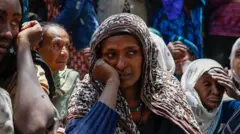 ቀደም ሲል ወለጋ ውስጥ በኦሮሞ ነጻነት ሠራዊት ከተፈጸሙ ጥቃቶች በኋላ ተፈናቅለው አማራ ክልል ሐይቅ ከተማ በተፈናቃዮች መጠለያ ውስጥ የሚገኙ 