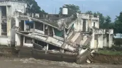 पंजाबमध्ये रावी नदीला आलेल्या पुरामुळे एक इमारत कोसळली.