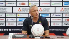 သတင်းစာရှင်းလင်းပွဲမှာတွေ့ရတဲ့ မြန်မာအသင်းနည်းပြ အန်တွိုင်းဟေး 