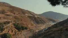 تصاویر، سطح بسیار پایین آب سد لتیان را نشان می‌دهند؛ سدی که در نزدیکی تهران واقع شده و بخشی از آب شرب پایتخت را تأمین می‌کند. این عکس‌ها در تاریخ ۱۸ اردیبهشت ۱۴۰۴ گرفته شده‌اند. ایران با خشکسالی شدیدی مواجه است که ممکن است مقامات را به ناچار به جیره‌بندی آب وادار کند.