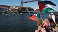 ناشطون يحملون العلم الفلسطيني