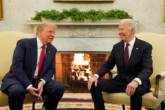 Tổng thống Mỹ Joe Biden (phải) tiếp Tổng thống đắc cử Donald Trump trong Phòng Bầu dục ngày 13/11 giờ Mỹ