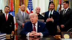 Trump dey surrounded by im advisers