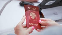 Уехавших россиян, преследуемых в России, лишат консульских услуг и права распоряжаться имуществом. Какие еще вводятся запреты?