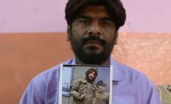 मोहम्मद इमरान अपने भाई असफ़ान की तस्वीर के साथ.