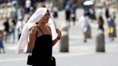 سيدة تسير خلال موجة حارة إيطاليا.