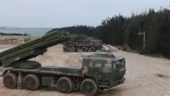 해안가에서 군사 훈련 중인 중국군
