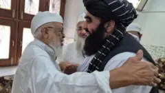 दारुल उलूम देवबंदचे प्राचार्य मौलाना अर्शद मदनी 11 ऑक्टोबर रोजी तालिबानचे परराष्ट्र मंत्री अमीर खान मुत्ताकी यांचं स्वागत करताना.