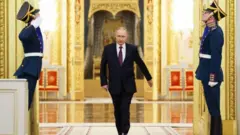 Сүрөттө: Владимир Путин орус армиясынын Украинанын аймактарын басып алуудагы жетишкендиктерин апыртып айтканы сейрек көрүнүш эмес.
