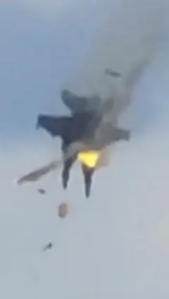 برخورد دو جت جنگنده در آسمان