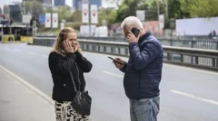 Pipo for Istanbul dey react to the quake dem dey tok on phone for street