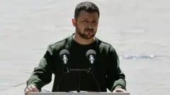 Perezida wa Ukraine Volodymyr Zelensky ubwo yari arimo kuvuga mu kiganiro n’abanyamakuru yari ahuriyemo n’umukuru w’umuryango wo gutabarana w’Uburayi n’Amerika (OTAN), Jens Stoltenberg (uyu we ntaboneka ku ifoto), aha ni i Kyiv muri Ukraine, ku itariki ya 29 Mata (4) mu 2024 