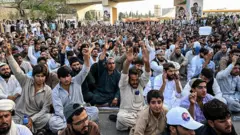 11 جولائی 2026 کو کوئٹہ میں حالیہ شدت پسند حملوں کے خلاف ہونے والے احتجاج کے دوران مظاہرین نعرے لگا رہے ہیں۔ بلوچستان میں چار روز کے دوران شدت پسندوں کے تین حملوں میں 42 شہری اور سکیورٹی اہلکار ہلاک ہوئے۔