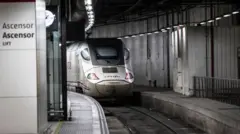 Um trem espanhol de alta velocidade (AVE) passa pela estação de Barcelona