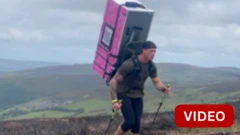 ஃபிரிட்ஜ் ஃப்ரீசருடன் 112 கி.மீ. மலையேற்றம் சென்ற நபர்