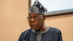 Oloye Olusegun Obasanjo wọ aṣọ buba dudu ati fila