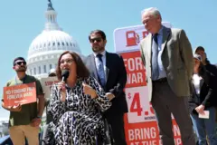 WASHINGTON, DC - NGÀY 20 THÁNG 5: Thượng nghị sĩ Mỹ Tammy Duckworth (Đảng Dân chủ - bang Illinois), cùng với Thượng nghị sĩ Ruben Gallego (Đảng Dân chủ - bang Arizona), Thượng nghị sĩ Tim Kaine (Đảng Dân chủ - bang Virginia) và các thành viên của tổ chức VoteVets, tham gia một cuộc họp báo về cuộc chiến Iran và tác động của nó đến giá xăng bên ngoài Điện Capitol Hoa Kỳ vào ngày 20 tháng 5 năm 2026 tại Washington, DC. Các nhà lập pháp Đảng Dân chủ đã cùng các thành viên của VoteVets lên tiếng phản đối cuộc chiến Iran và kêu gọi Quốc hội thông qua một nghị quyết về quyền chiến tranh nhằm hạn chế quyền lực của Tổng thống Trump. (Ảnh chụp bởi Kevin Dietsch/Getty Images)