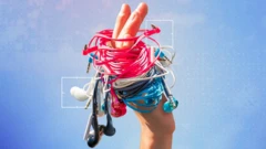 Ele dolanmış bir sürü kulaklık