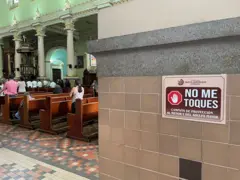 Cartaz em igreja diz: 'Não me toque - Campanha de proteção ao menor e ao idoso'
