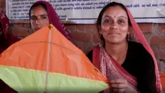 પતંગ ઉત્તરાયણ દરમિયાન ચગે, પરંતુ તેને બનાવવાની કામગીરી મહિલાઓ અગાઉથી શરૂ થઈ જતી હોય છે પતંગ, અરવલ્લી, મેઘર, ઉત્તરાયણ, 14 જાન્યુઆરી, પતંગ કેવી રીતે બને, મહિલા સશક્તિકરણ, સખીમંડળ, બીબીસી ગુજરાતી 