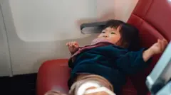 Дівчинка в літаку (фото ілюстративне)
