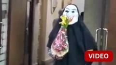மகாராஷ்டிரா: சுடுகாட்டில் ஊஞ்சல்; வித்தியாசமாக எதிர்ப்பு தெரிவித்த மக்கள்