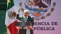 El presidente mexicano Andrés Manuel López Obrador pronuncia un discurso durante el 86.º aniversario de la nacionalización del petróleo en la sede de Petróleos Mexicanos (Pemex) en la Ciudad de México