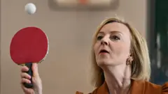 لیز تراس مشغول بازی پینگ‌پنگ