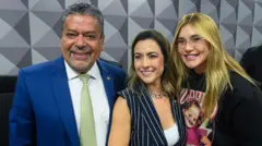 O senador Dr. Hiran (PP-RR), a relatora da CPI das BETS, senadora Soraya Thronicke (Podemos-MS) e a apresentadora, influenciadora e empresária Virginia Fonseca.