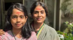 या फोटोत अभिनेत्री सोनाली कुलकर्णी त्यांच्या मुलीसोबत सावित्री उत्सव साजरा करताना दिसत आहेत.