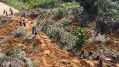 Jalan lintas yang meghubungkan Kabupaten Aceh Utara dan Kabupaten Bener Meriah tersebut putus tertutup material longsor sejak Selasa (25/11). 