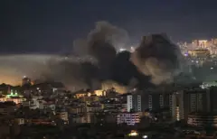 Explosão e fumaça no meio dos prédios