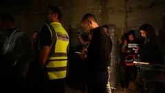 इजरेलमा इरानी आक्रमणको त्रास र चेतावनीमाझ सुरक्षित स्थलमा जाँदै मानिसहरू