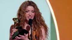 Shakira presenta su tema musical "Ojos así" en la ceremonia de los Grammy