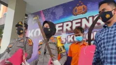 Polisi tunjukkan dua pemuda pemilik senjata tajam identik aksi kekerasan jalanan di Kabupaten Kulon Progo, Daera Istimewa Yogyakarta pada pertengahan 2022 silam.