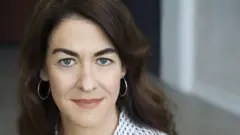 Molly Roden Winter mira hacia la cámara.