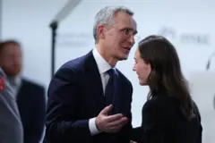 မြူးနစ်လုံခြုံရေးညီလာခံမှာ ယန်းစတော့တင်ဘတ်ကိုတွေ့ရစဉ်