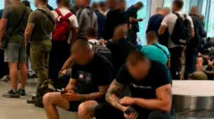 група људи из Србије задржана на тиватском аеродрому