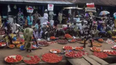 Aworan awọn eeyan to n ta ọja ni pópó