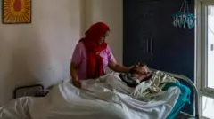 نیرمالا رانا از پسرش، هاریش، در خانه در دهلی مراقبت می‌کند