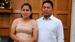 Glendy González de la Cruz y Nixon Pérez Paz posan juntos, sonrientes, frente a un altar en una iglesia.