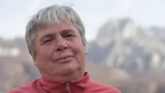 લોકો દુનીના હુલામણા નામથી બોલાવે છે તે જીસ્ટિના ગ્રીશા બાલ્કન્સનાં 12 "સ્વોર્ન વર્જિન્સ"(શપથ લીધેલી કુમારિકાઓ) પૈકીનાં એક છે.