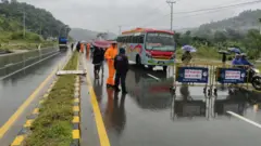 राजमार्गहरूमा ठाउँठाउँमा आवतजावत रोकिएका छन्