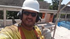 Adriano Cordeiro tira selfie em andaime de obra em São Paulo