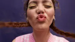 Дівчина склала губи для поцілунку 